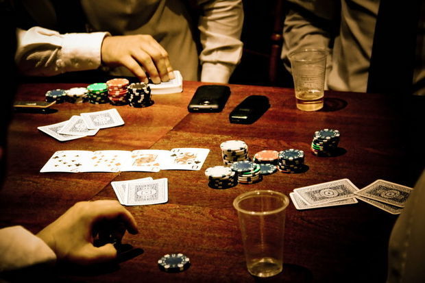 Oğlunun ciyəraxşamında qumar təşkil edən kişi TUTULDU